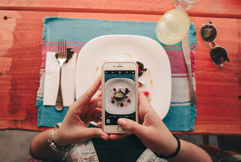 phone capturing food using instagram app